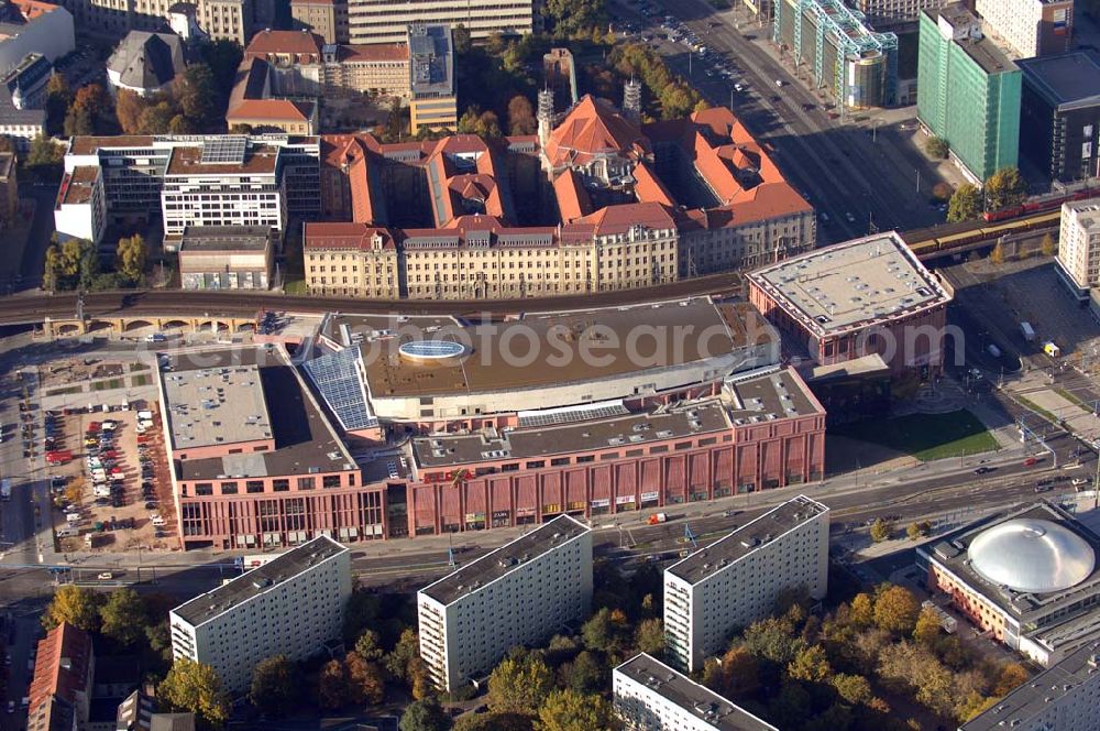 Berlin from the bird's eye view: Das am 12.09.2007 eröffnete Einkaufscenter Alexa. Mit einer Vermietungsfläche von 56.200 m² ist es nach den Gropius Passagen das zweitgrößte Einkaufszentrum Berlins. Media-Saturn-Holding betreibt am nordwestlichen Ende des Gebäudes auf vier Etagen ihre größte Media-Markt-Filiale auf 8000 m². Im Alexa befinden sich rund 180 Geschäfte, ein Food-Court mit 17 gastronomischen Einrichtungen und ein Fitness-Center. Die Gesamtfläche teilt sich in 43.000 m² Verkaufsfläche, 2.000 m² Gastronomie und 9.000 m² Freizeit- und Unterhaltungsfläche. In die Alexa umgezogen ist die „Loxx Miniatur Welten“; eine Modelleisenbahnlandschaft, die auf 600 m² Berlin nachempfindet, derzeit um 100 m² erweitert wird und in den kommenden Jahren weiter wachsen soll. Aresse: Am Alexanderplatz, Grunerstrasse 20, 10179 Berlin; Tel.: 030/ 2693400