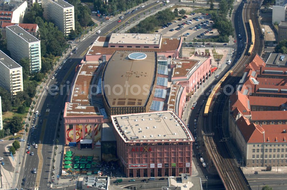 Berlin from the bird's eye view: Blick auf das Einkaufszentrum Alexa am Alexanderplatz. Das Gebäude liegt zwischen Bahn Trasse und Alexan derstraße. Gebaut wurde das Gebäude von 2004 bis 2007, die Fasdengestaltung soll an das Art Déco errinnern. Kontakt: Am Alexanderplatz, Grunerstraße 20, 10179 Berlin