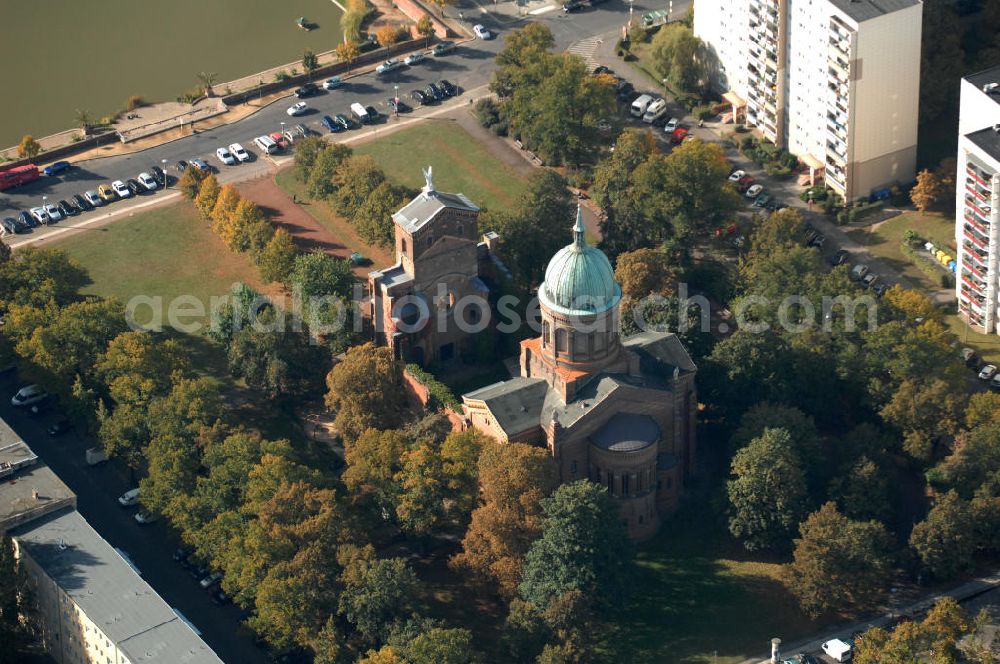 Berlin from the bird's eye view: Blick auf das Engelbecken in Kreuzberg. Das Engelbecken liegt auf dem Grund des Luisenstädtischen Kanals vor der Michaelkirche, zwischen Leuschnerdamm und Legiendamm. Bis 1989 war es mit Kriegsschutt gefüllt. Heute ist es ein Rosengarten, in dem sich der Indische Brunnen mit dem rekonstruierten meditierenden Buddha von Erwin Barth befindet.