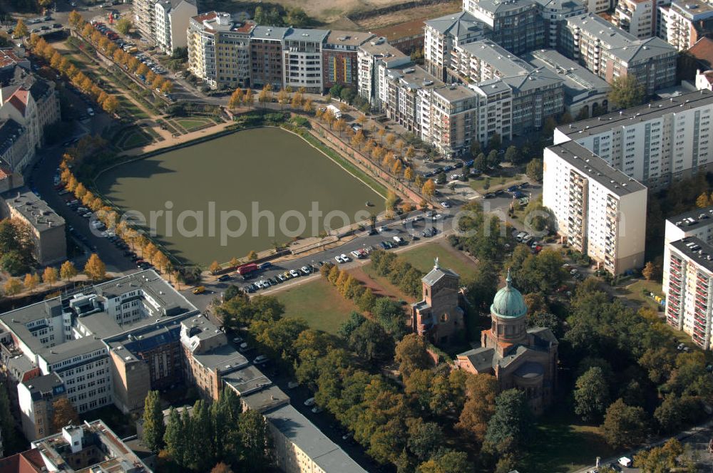 Aerial image Berlin - Blick auf das Engelbecken in Kreuzberg. Das Engelbecken liegt auf dem Grund des Luisenstädtischen Kanals vor der Michaelkirche, zwischen Leuschnerdamm und Legiendamm. Bis 1989 war es mit Kriegsschutt gefüllt. Heute ist es ein Rosengarten, in dem sich der Indische Brunnen mit dem rekonstruierten meditierenden Buddha von Erwin Barth befindet.