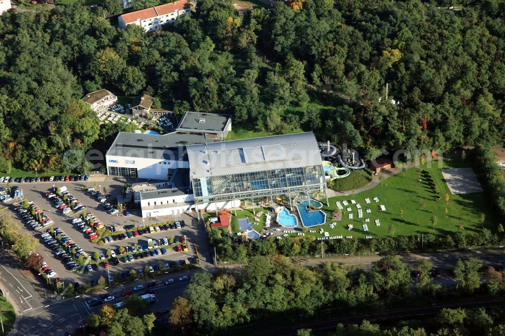 Saarbrücken from above - The indoor and outdoor water park Calypso in the Deutschmühlen Valley in Saarbrücken in the state of Saarland. The complex consists of several outdoor pools, a large green area and the indoor facilities including a sauna and wellness area. It is enclosed by forest and includes parking facilities