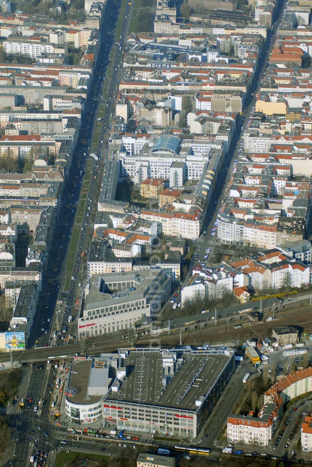 Aerial photograph Berlin - Das fertige Ringcenter 3 der ECE GmbH an der Frankfurter Allee in Berlin-Friedrichshain am Eröffnungstag.