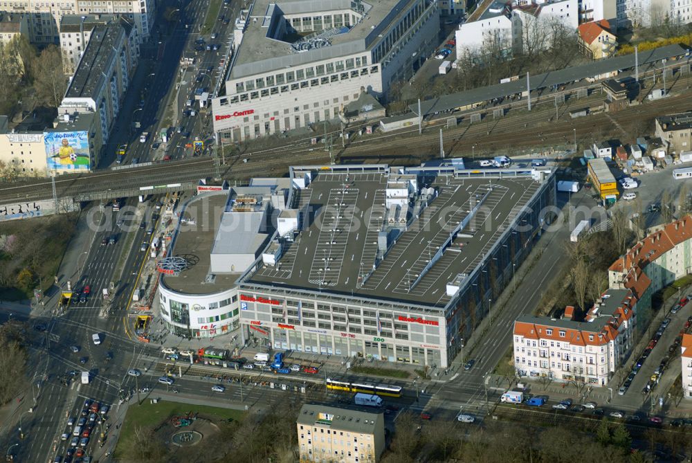 Berlin from above - Das fertige Ringcenter 3 der ECE GmbH an der Frankfurter Allee in Berlin-Friedrichshain am Eröffnungstag.