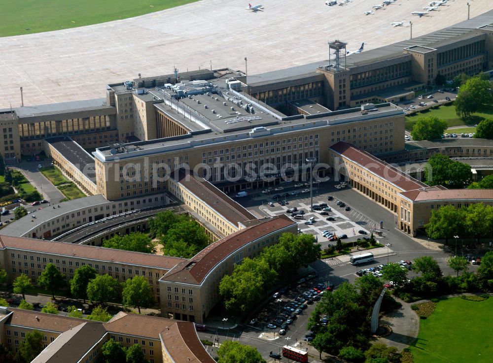 Berlin from the bird's eye view: View of thelandmarked airport building with its main hall of the former airport Berlin-Tempelhof. By October 2008 it was one of three airports in the Berlin area. Today the site is used by the Berlin population as a recreational area