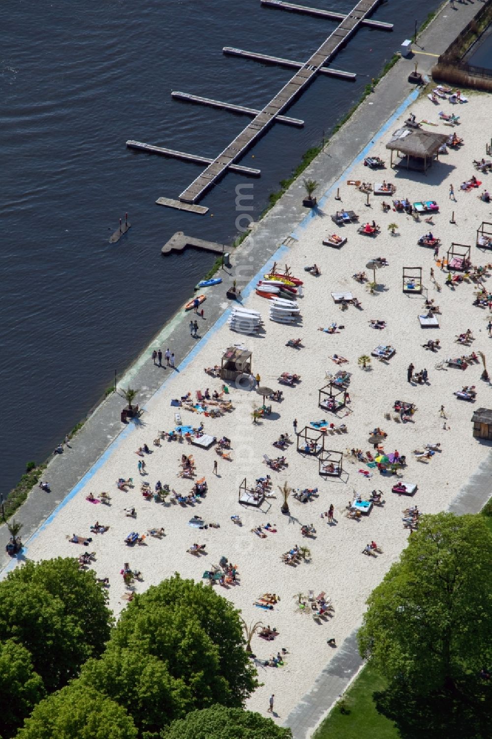 Essen from the bird's eye view: The open air bath Baldeney at lake Baldeney in Essen in the state of North Rhine-Westphalia. The lido lies directly at the water reservoir of the river Ruhr in the South of the city and is renowned as a water sports and recreational area. The bath is in use since the 1930s and is today run as the Seaside Beach