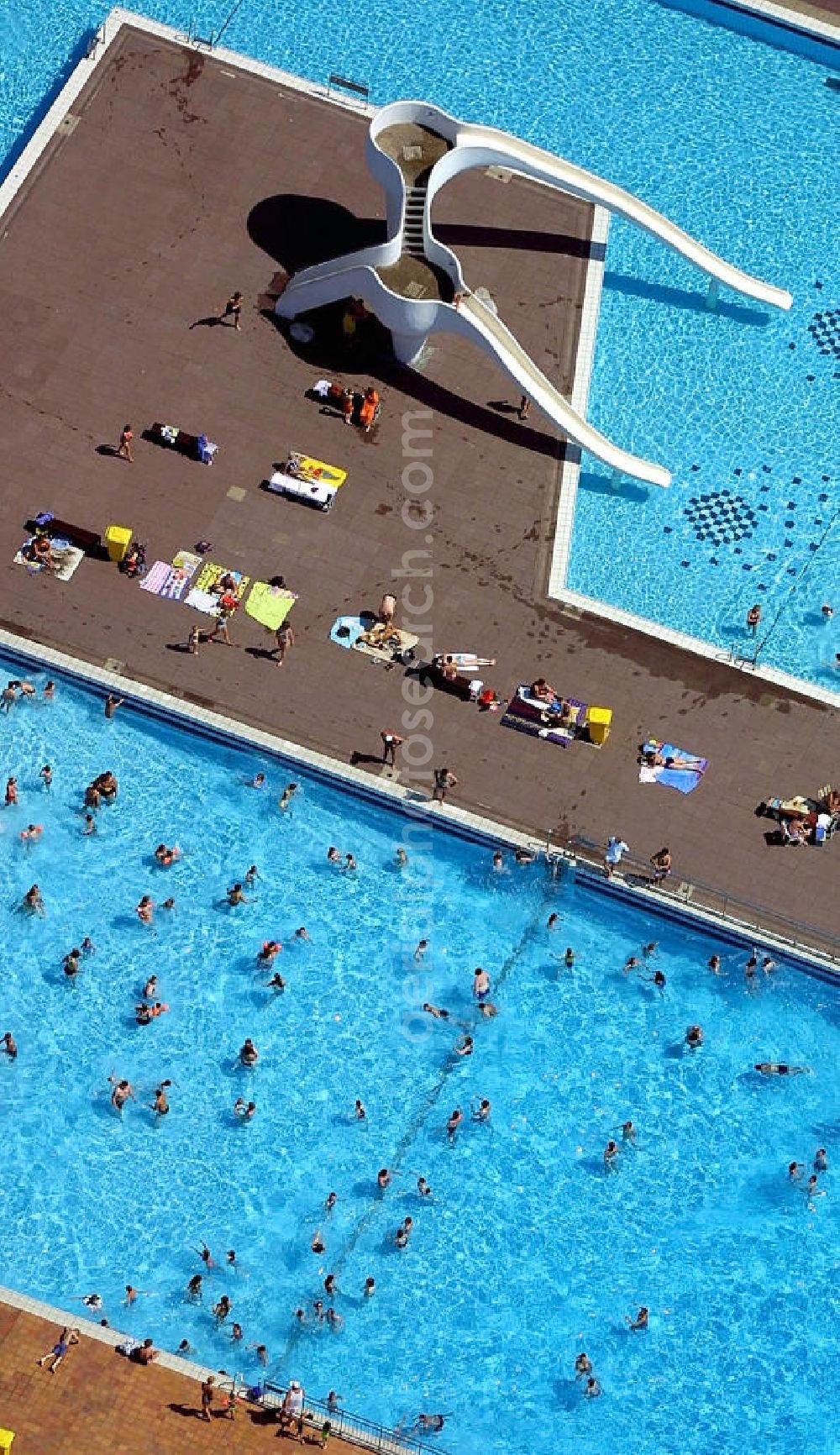 Essen from the bird's eye view: Blick auf das Grugabad in Essen. 1964 eröffnet, bildet das Grugabad mit dem Grugapark, Grugahalle und den Messehallen das größte Freibad Essens. View of the Grugabad in Essen. Opened in 1964, the Grugabad is combined with the Grugapark, Grugahalle and the exhibition halls the largest open-air bath in Essen.