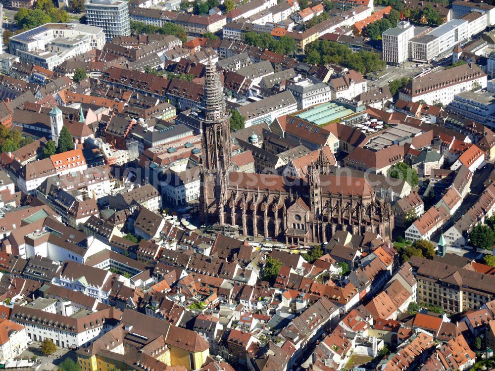 Freiburg from above - Das Freiburger Münster, auch Münster Unserer Lieben Frau genannt, ist eine römisch-katholisch geprägte Stadtkirche im Ortsteil Altstadt in Freiburg, Baden-Württemberg. Die Kathedrale ist weltweit sehr bekannt, u.a. durch den berühmten 116 m hohen Turm. Die Kirche gilt als Meisterwerk der Gotik. The Freiburger Münster, also called Muenster Unserer Lieben Frau, is a roman catholic municipal church in the district Altstadt of Freiburg, Baden-Wuerttemberg. The cathedral is world-famous, among other things for the 116-meter-high tower. The church is considered a gothic style masterpiece.