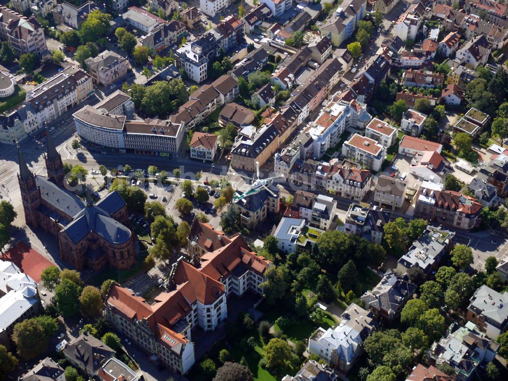 Aerial image Freiburg - Das Freiburger Münster, auch Münster Unserer Lieben Frau genannt, ist eine römisch-katholisch geprägte Stadtkirche im Ortsteil Altstadt in Freiburg, Baden-Württemberg. Die Kathedrale ist weltweit sehr bekannt, u.a. durch den berühmten 116 m hohen Turm. Die Kirche gilt als Meisterwerk der Gotik. The Freiburger Münster, also called Muenster Unserer Lieben Frau, is a roman catholic municipal church in the district Altstadt of Freiburg, Baden-Wuerttemberg. The cathedral is world-famous, among other things for the 116-meter-high tower. The church is considered a gothic style masterpiece.