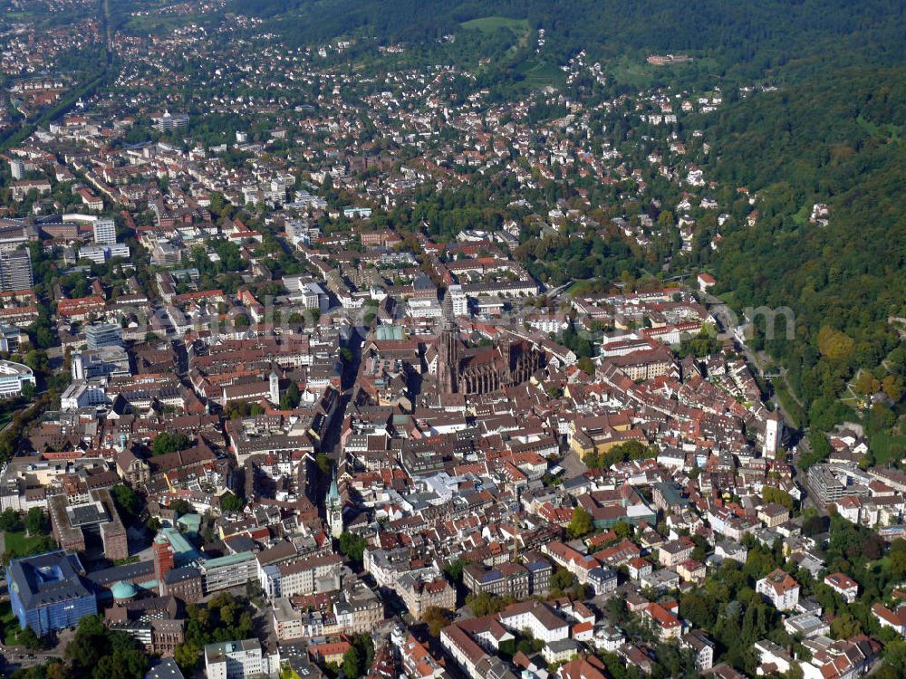 Freiburg from above - Das Freiburger Münster, auch Münster Unserer Lieben Frau genannt, ist eine römisch-katholisch geprägte Stadtkirche im Ortsteil Altstadt in Freiburg, Baden-Württemberg. Die Kathedrale ist weltweit sehr bekannt, u.a. durch den berühmten 116 m hohen Turm. Die Kirche gilt als Meisterwerk der Gotik. The Freiburger Münster, also called Muenster Unserer Lieben Frau, is a roman catholic municipal church in the district Altstadt of Freiburg, Baden-Wuerttemberg. The cathedral is world-famous, among other things for the 116-meter-high tower. The church is considered a gothic style masterpiece.