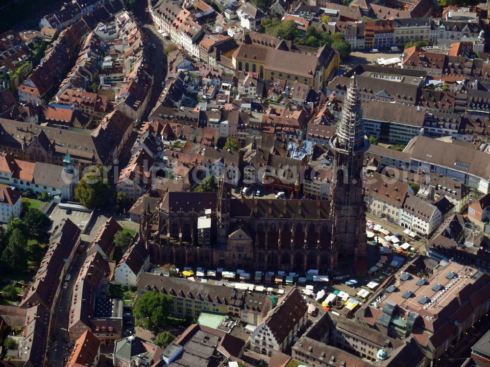 Freiburg im Breisgau from above - Das Freiburger Münster, auch Münster Unserer Lieben Frau genannt, ist eine römisch-katholisch geprägte Stadtkirche im Ortsteil Altstadt in Freiburg, Baden-Württemberg. Die Kathedrale ist weltweit sehr bekannt, u.a. durch den berühmten 116 m hohen Turm. Die Kirche gilt als Meisterwerk der Gotik. The Freiburger Münster, also called Muenster Unserer Lieben Frau, is a roman catholic municipal church in the district Altstadt of Freiburg, Baden-Wuerttemberg. The cathedral is world-famous, among other things for the 116-meter-high tower. The church is considered a gothic style masterpiece.