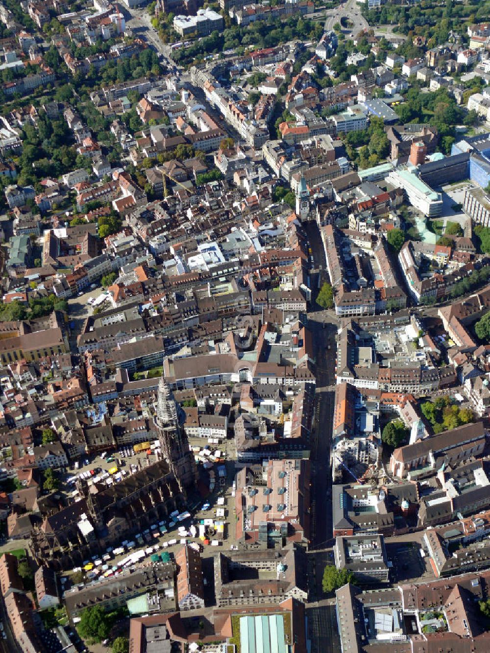 Freiburg im Breisgau from the bird's eye view: Das Freiburger Münster, auch Münster Unserer Lieben Frau genannt, ist eine römisch-katholisch geprägte Stadtkirche im Ortsteil Altstadt in Freiburg, Baden-Württemberg. Die Kathedrale ist weltweit sehr bekannt, u.a. durch den berühmten 116 m hohen Turm. Die Kirche gilt als Meisterwerk der Gotik. The Freiburger Münster, also called Muenster Unserer Lieben Frau, is a roman catholic municipal church in the district Altstadt of Freiburg, Baden-Wuerttemberg. The cathedral is world-famous, among other things for the 116-meter-high tower. The church is considered a gothic style masterpiece.