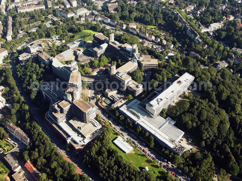 Wuppertal from above - Blick auf die Bergische Universität Wuppertal; Anschrift: Bergische Universität Wuppertal, Gaußstr. 20, 42097 Wuppertal, Tel. (0202) 439-0, Fax: (0202) 439-29 01, E-Mail: zsb@uni-wuppertal.de; Die Bergische Universität Wuppertal ist eine junge Universität - Jahrgang 1972 -, die sich über ihre wissenschaftsdiziplinären Bemühungen hinaus die konsequente Weiterentwicklung des Wissens- und Technologietransfers von Hochschule und Praxis zum Ziel gesetzt hat.