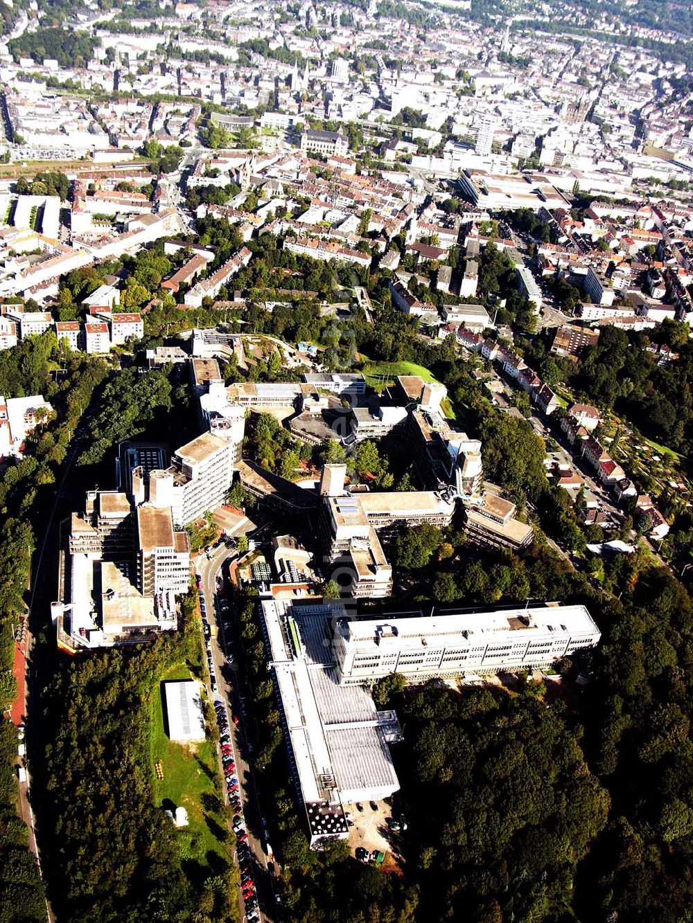 Wuppertal from the bird's eye view: Blick auf die Bergische Universität Wuppertal; Anschrift: Bergische Universität Wuppertal, Gaußstr. 20, 42097 Wuppertal, Tel. (0202) 439-0, Fax: (0202) 439-29 01, E-Mail: zsb@uni-wuppertal.de; Die Bergische Universität Wuppertal ist eine junge Universität - Jahrgang 1972 -, die sich über ihre wissenschaftsdiziplinären Bemühungen hinaus die konsequente Weiterentwicklung des Wissens- und Technologietransfers von Hochschule und Praxis zum Ziel gesetzt hat.