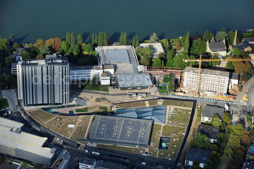 Bonn from above - Das Gelände des Bundeshauses mit dem Erweiterungsbau des World Conference Center Bonn an der Dahlmannstraße in Bonn. Das Bundeshaus ist der ehemalige Sitz des deutschen Bundestages und heute Teil des World Conference Center. The former building of the German Bundestag and the annex building of the World Conference Center Bonn at the Dahlmannstrasse in Bonn.