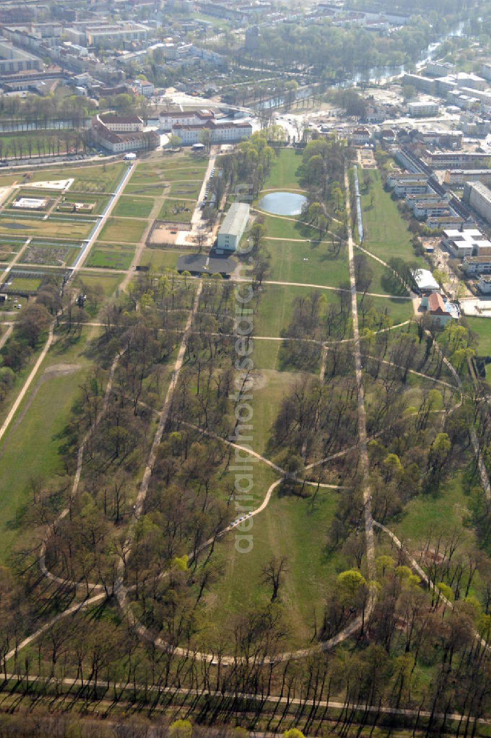 ORANIENBURG from above - Blick auf das Schloss Oranienburg mit dem Gelände der Landesgartenschau. Das Schloss Oranienburg ist das älteste Barockschloss in der Mark Brandenburg. Bis 1999 wurde das Gebäude umfassend saniert und restauriert. Als bedeutsam erachtete historische Räume konnten wiederhergestellt werden, u.a. der Orange Saal. Das Schloss wird seitdem von der Stadtverwaltung genutzt und beherbergt das Schlossmuseum, getragen von der Stiftung preußischer Schlösser und Gärten und dem Kreismuseum Oranienburg. Oranienburg richtet unter dem Motto „Traumlandschaften einer Kurfürstin“ die brandenburgische Landesgartenschau 2009 aus. Geöffnet ist die Landesgartenschau vom 25. April bis zum 18. Oktober 2009. Kontakt: Schlossmuseum Oranienburg: Jörg Kirschstein, Abteilung Schlossmanagement, Schlossbereichsleiter, Schlossplatz 1, 16515 Oranienburg, Tel. +49 (0)3301 53 74 37/ -38, Fax +49 (0)3301 53 74 39,