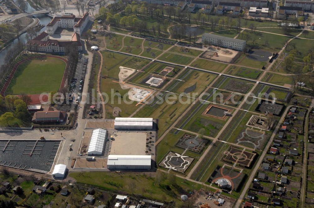 Aerial photograph ORANIENBURG - Blick auf das Schloss Oranienburg mit dem Gelände der Landesgartenschau. Das Schloss Oranienburg ist das älteste Barockschloss in der Mark Brandenburg. Bis 1999 wurde das Gebäude umfassend saniert und restauriert. Als bedeutsam erachtete historische Räume konnten wiederhergestellt werden, u.a. der Orange Saal. Das Schloss wird seitdem von der Stadtverwaltung genutzt und beherbergt das Schlossmuseum, getragen von der Stiftung preußischer Schlösser und Gärten und dem Kreismuseum Oranienburg. Oranienburg richtet unter dem Motto „Traumlandschaften einer Kurfürstin“ die brandenburgische Landesgartenschau 2009 aus. Geöffnet ist die Landesgartenschau vom 25. April bis zum 18. Oktober 2009. Kontakt: Schlossmuseum Oranienburg: Jörg Kirschstein, Abteilung Schlossmanagement, Schlossbereichsleiter, Schlossplatz 1, 16515 Oranienburg, Tel. +49 (0)3301 53 74 37/ -38, Fax +49 (0)3301 53 74 39,