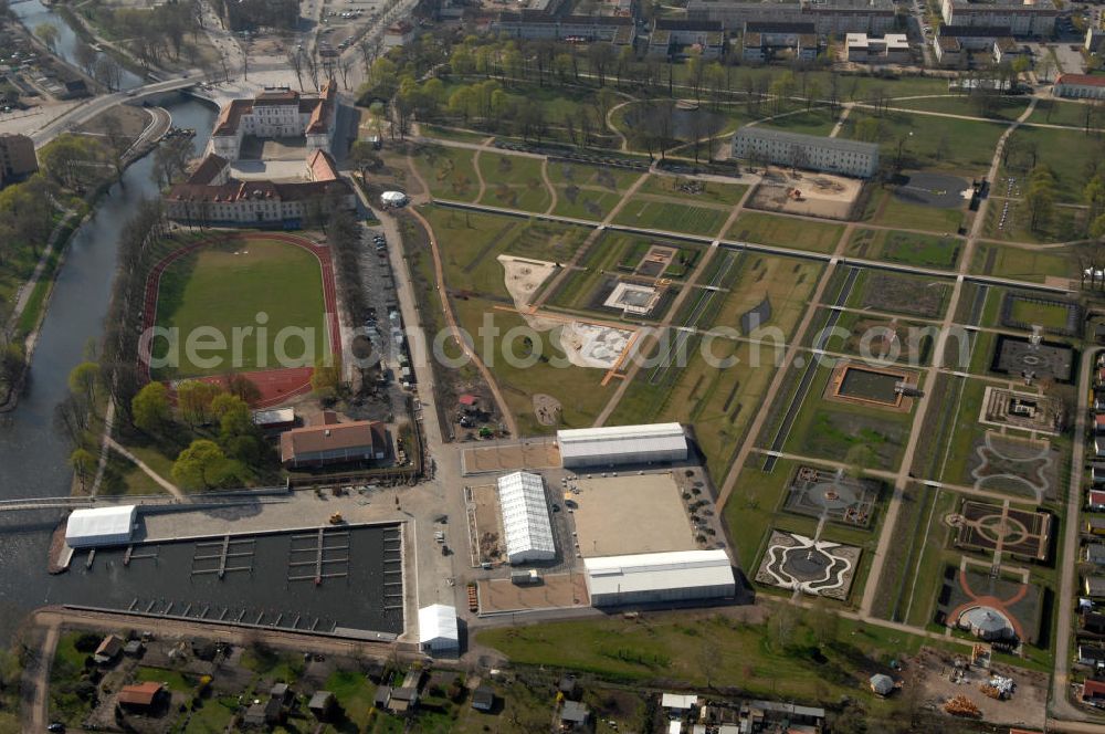 ORANIENBURG from above - Blick auf das Schloss Oranienburg mit dem Gelände der Landesgartenschau. Das Schloss Oranienburg ist das älteste Barockschloss in der Mark Brandenburg. Bis 1999 wurde das Gebäude umfassend saniert und restauriert. Als bedeutsam erachtete historische Räume konnten wiederhergestellt werden, u.a. der Orange Saal. Das Schloss wird seitdem von der Stadtverwaltung genutzt und beherbergt das Schlossmuseum, getragen von der Stiftung preußischer Schlösser und Gärten und dem Kreismuseum Oranienburg. Oranienburg richtet unter dem Motto „Traumlandschaften einer Kurfürstin“ die brandenburgische Landesgartenschau 2009 aus. Geöffnet ist die Landesgartenschau vom 25. April bis zum 18. Oktober 2009. Kontakt: Schlossmuseum Oranienburg: Jörg Kirschstein, Abteilung Schlossmanagement, Schlossbereichsleiter, Schlossplatz 1, 16515 Oranienburg, Tel. +49 (0)3301 53 74 37/ -38, Fax +49 (0)3301 53 74 39,