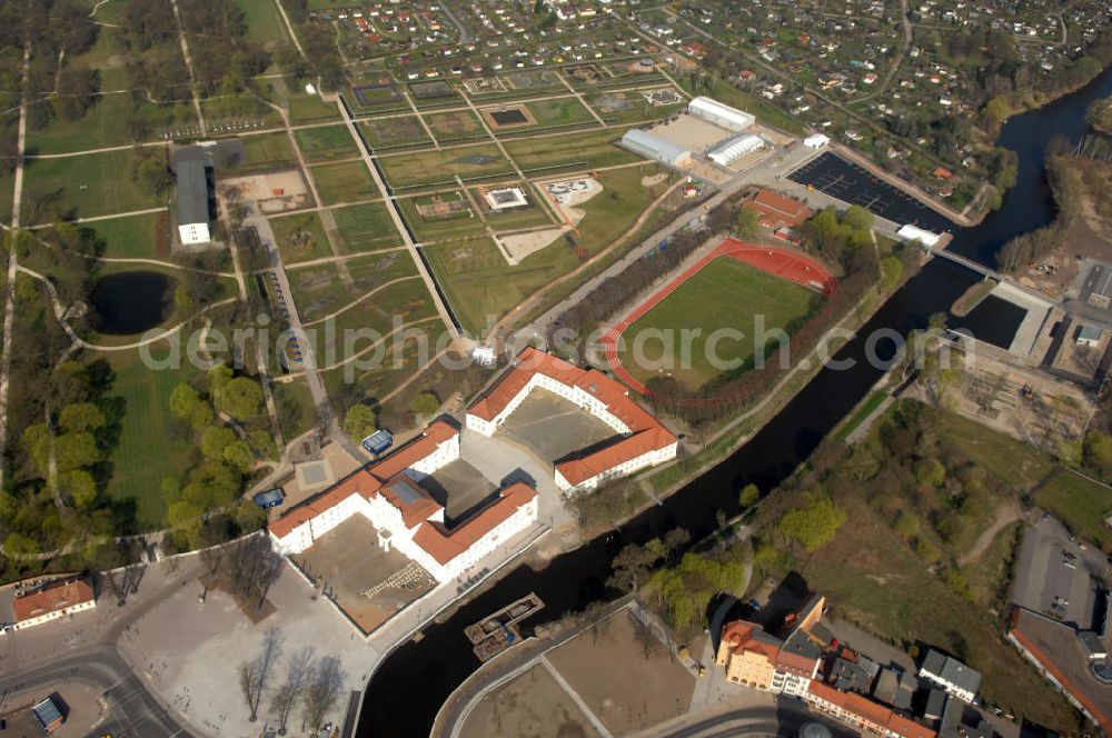 Aerial photograph ORANIENBURG - Blick auf das Schloss Oranienburg mit dem Gelände der Landesgartenschau. Das Schloss Oranienburg ist das älteste Barockschloss in der Mark Brandenburg. Bis 1999 wurde das Gebäude umfassend saniert und restauriert. Als bedeutsam erachtete historische Räume konnten wiederhergestellt werden, u.a. der Orange Saal. Das Schloss wird seitdem von der Stadtverwaltung genutzt und beherbergt das Schlossmuseum, getragen von der Stiftung preußischer Schlösser und Gärten und dem Kreismuseum Oranienburg. Oranienburg richtet unter dem Motto „Traumlandschaften einer Kurfürstin“ die brandenburgische Landesgartenschau 2009 aus. Geöffnet ist die Landesgartenschau vom 25. April bis zum 18. Oktober 2009. Kontakt: Schlossmuseum Oranienburg: Jörg Kirschstein, Abteilung Schlossmanagement, Schlossbereichsleiter, Schlossplatz 1, 16515 Oranienburg, Tel. +49 (0)3301 53 74 37/ -38, Fax +49 (0)3301 53 74 39,