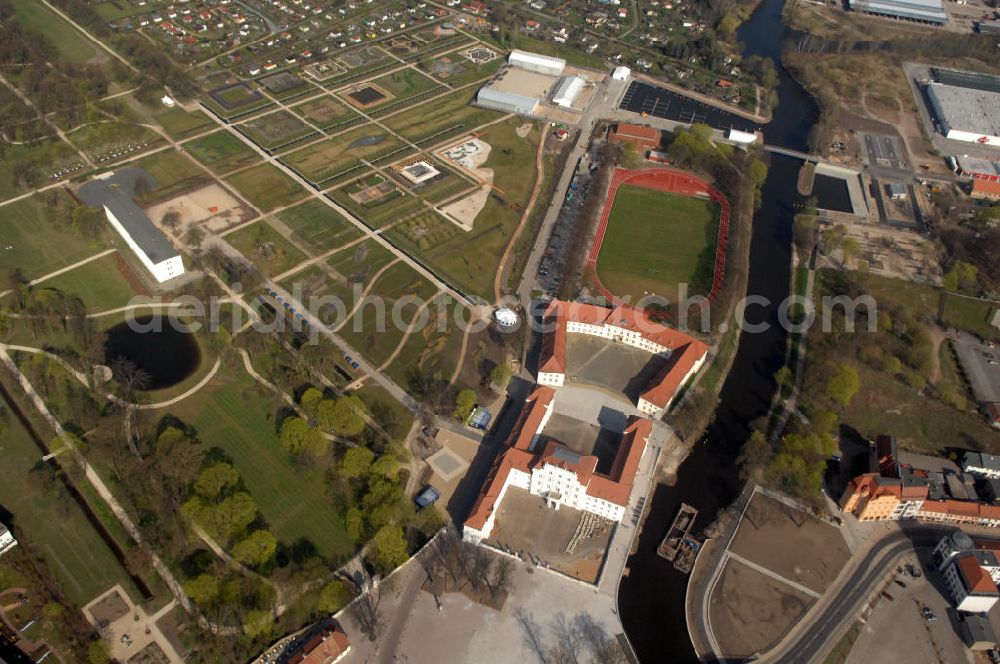 ORANIENBURG from above - Blick auf das Schloss Oranienburg mit dem Gelände der Landesgartenschau. Das Schloss Oranienburg ist das älteste Barockschloss in der Mark Brandenburg. Bis 1999 wurde das Gebäude umfassend saniert und restauriert. Als bedeutsam erachtete historische Räume konnten wiederhergestellt werden, u.a. der Orange Saal. Das Schloss wird seitdem von der Stadtverwaltung genutzt und beherbergt das Schlossmuseum, getragen von der Stiftung preußischer Schlösser und Gärten und dem Kreismuseum Oranienburg. Oranienburg richtet unter dem Motto „Traumlandschaften einer Kurfürstin“ die brandenburgische Landesgartenschau 2009 aus. Geöffnet ist die Landesgartenschau vom 25. April bis zum 18. Oktober 2009. Kontakt: Schlossmuseum Oranienburg: Jörg Kirschstein, Abteilung Schlossmanagement, Schlossbereichsleiter, Schlossplatz 1, 16515 Oranienburg, Tel. +49 (0)3301 53 74 37/ -38, Fax +49 (0)3301 53 74 39,