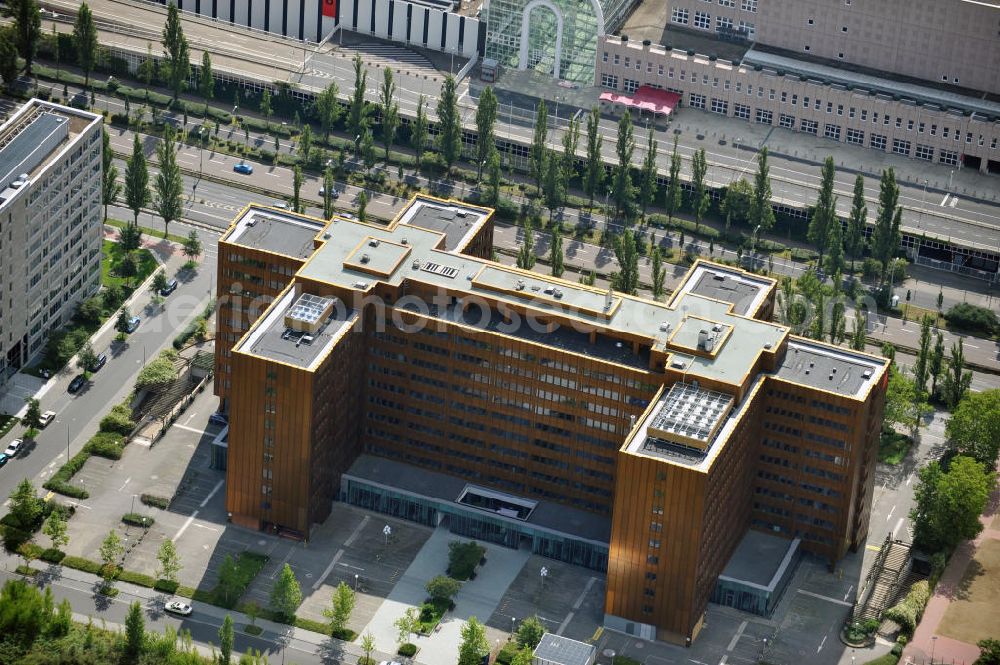 Frankfurt am Main from above - Blick auf das Goldene Haus, einem modernen Büro- und Geschäftshaus an der Theodor-Heuss-Allee in Frankfurt West. Das Goldenes Haus ist ein Projekt der CommerzReal Investmentgesellschaft mbH. View of the Golden House, a modern office and commercial building at the Theodor-Heuss-Allee in Frankfurt West. The Golden House is a project of Commerz Real Investment GmbH.