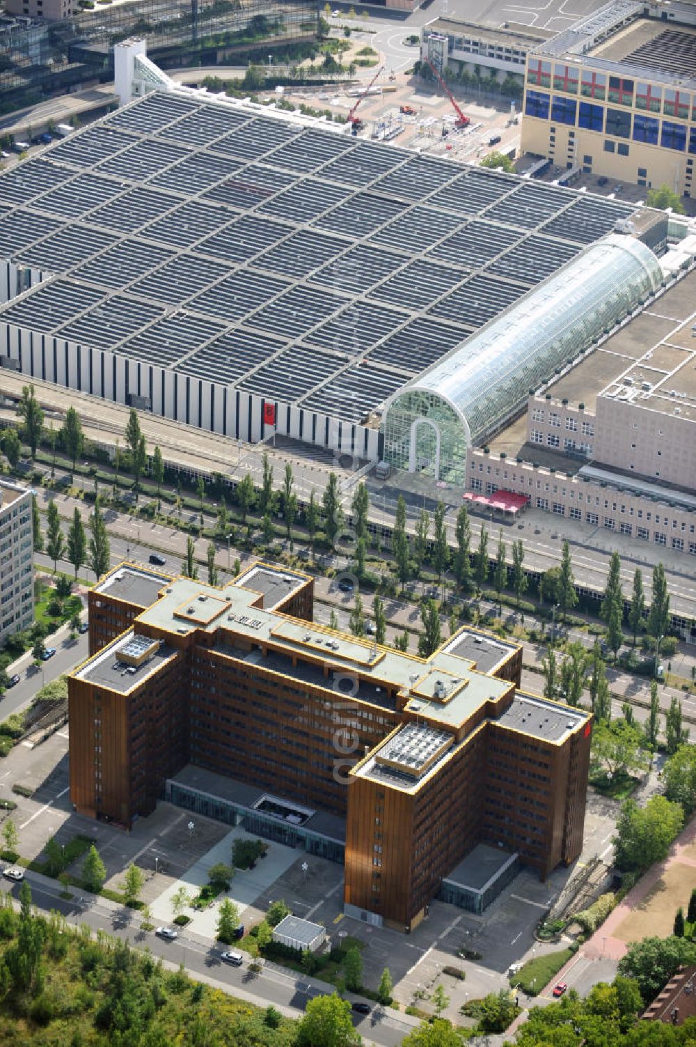 Aerial image Frankfurt am Main - Blick auf das Goldene Haus, einem modernen Büro- und Geschäftshaus an der Theodor-Heuss-Allee in Frankfurt West. Das Goldenes Haus ist ein Projekt der CommerzReal Investmentgesellschaft mbH. View of the Golden House, a modern office and commercial building at the Theodor-Heuss-Allee in Frankfurt West. The Golden House is a project of Commerz Real Investment GmbH.