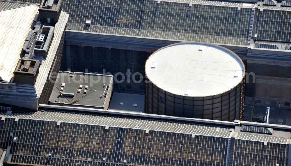 Aerial image Berlin Mitte - Das 360 Grad Pergamon Panorama der antiken Metropole des Künstlers Yadegar Asisi im Ehrenhof des Pergamonmuseums auf der Museumsinsel. The 360 angular degree Pergamon Panorama of the ancient metropolis by Yadegar Asisi in the forecourt of the Pergamonmusuem.