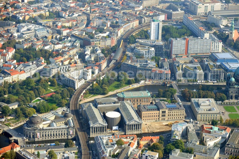 Berlin Mitte from the bird's eye view: Das 360 Grad Pergamon Panorama der antiken Metropole des Künstlers Yadegar Asisi im Ehrenhof des Pergamonmuseums auf der Museumsinsel. The 360 angular degree Pergamon Panorama of the ancient metropolis by Yadegar Asisi in the forecourt of the Pergamonmusuem.