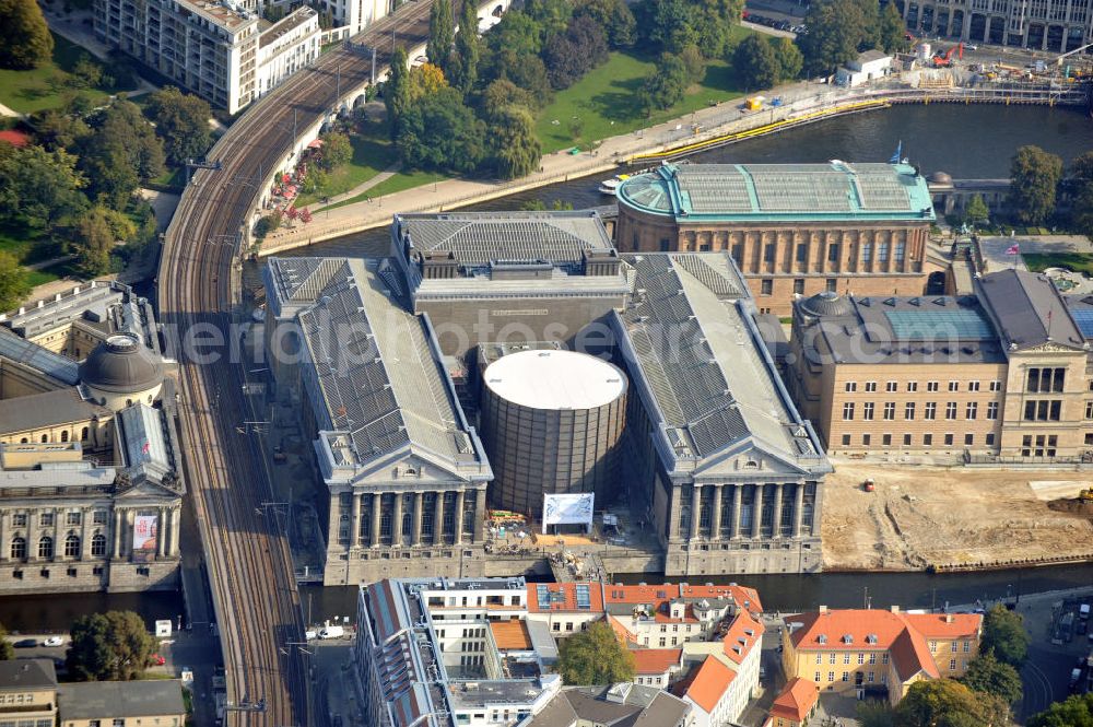 Aerial image Berlin Mitte - Das 360 Grad Pergamon Panorama der antiken Metropole des Künstlers Yadegar Asisi im Ehrenhof des Pergamonmuseums auf der Museumsinsel. The 360 angular degree Pergamon Panorama of the ancient metropolis by Yadegar Asisi in the forecourt of the Pergamonmusuem.