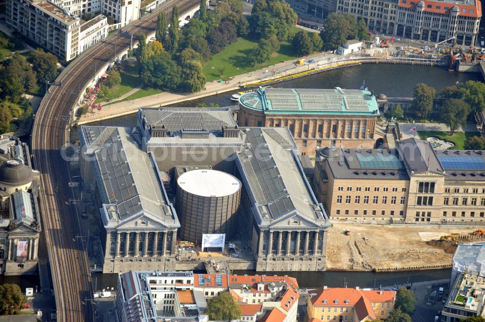 Aerial photograph Berlin Mitte - Das 360 Grad Pergamon Panorama der antiken Metropole des Künstlers Yadegar Asisi im Ehrenhof des Pergamonmuseums auf der Museumsinsel. The 360 angular degree Pergamon Panorama of the ancient metropolis by Yadegar Asisi in the forecourt of the Pergamonmusuem.