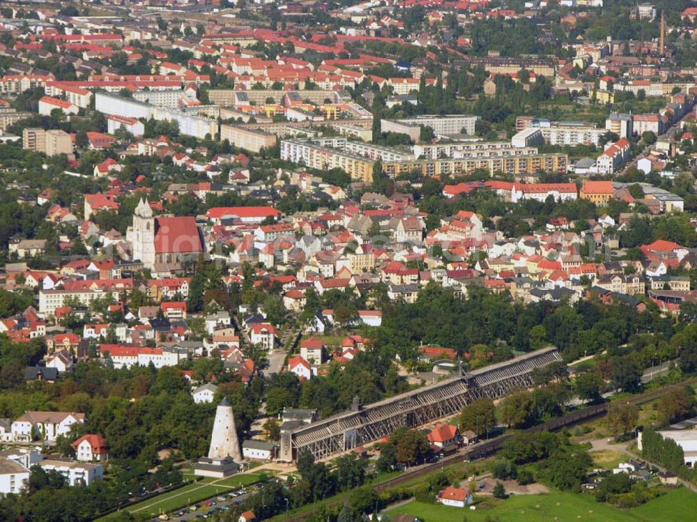 Schönebeck from the bird's eye view: Das Gradierwerk Schönebeck ließ der preußische Staat zwischen 1756 -1765 zur Erhöhung der Salzkonzentration der Sole nach Plänen des Bergoberhauptmann Waitz Freiherr von Eschen in einer Länge von 1323 m errichten. In den Jahren 1774 - 1777 wurde es auf 1837 m verlängert. Seine wirtschaftliche Bedeutung verlor das technische Bauwerk 1890 als nach Fertigstellung des Salzschachtes zum Spritzverfahren im Untertagebau übergangen wurde. Danach diente es ausschließlich der Freiluftinhalation.