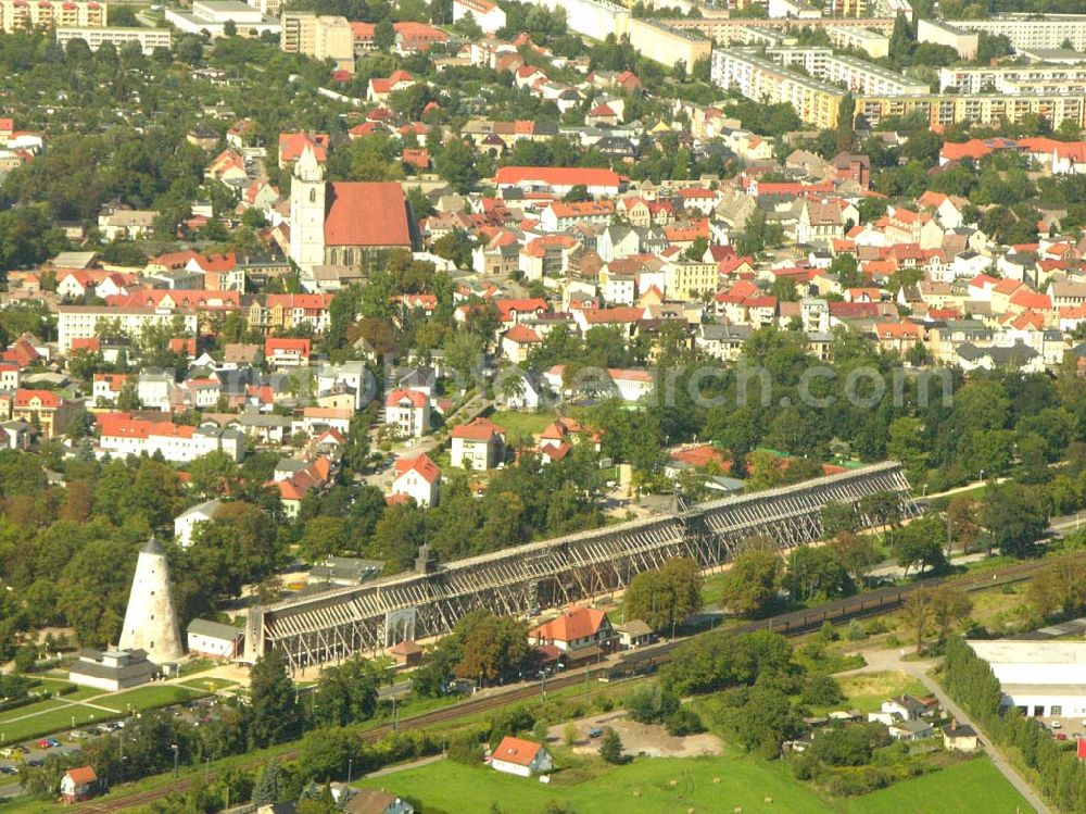 Aerial image Schönebeck - Das Gradierwerk Schönebeck ließ der preußische Staat zwischen 1756 -1765 zur Erhöhung der Salzkonzentration der Sole nach Plänen des Bergoberhauptmann Waitz Freiherr von Eschen in einer Länge von 1323 m errichten. In den Jahren 1774 - 1777 wurde es auf 1837 m verlängert. Seine wirtschaftliche Bedeutung verlor das technische Bauwerk 1890 als nach Fertigstellung des Salzschachtes zum Spritzverfahren im Untertagebau übergangen wurde. Danach diente es ausschließlich der Freiluftinhalation.