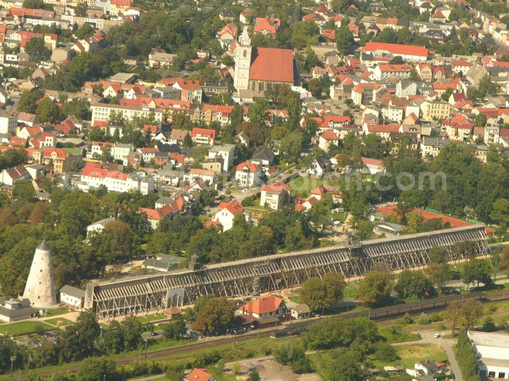 Aerial photograph Schönebeck - Das Gradierwerk Schönebeck ließ der preußische Staat zwischen 1756 -1765 zur Erhöhung der Salzkonzentration der Sole nach Plänen des Bergoberhauptmann Waitz Freiherr von Eschen in einer Länge von 1323 m errichten. In den Jahren 1774 - 1777 wurde es auf 1837 m verlängert. Seine wirtschaftliche Bedeutung verlor das technische Bauwerk 1890 als nach Fertigstellung des Salzschachtes zum Spritzverfahren im Untertagebau übergangen wurde. Danach diente es ausschließlich der Freiluftinhalation.