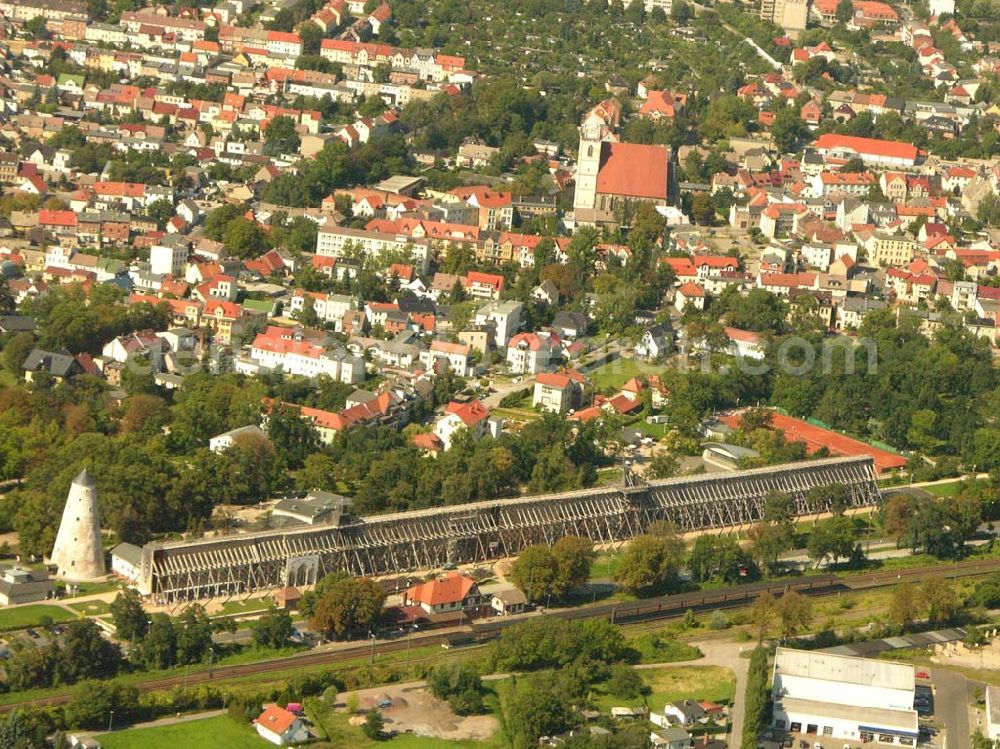 Schönebeck from above - Das Gradierwerk Schönebeck ließ der preußische Staat zwischen 1756 -1765 zur Erhöhung der Salzkonzentration der Sole nach Plänen des Bergoberhauptmann Waitz Freiherr von Eschen in einer Länge von 1323 m errichten. In den Jahren 1774 - 1777 wurde es auf 1837 m verlängert. Seine wirtschaftliche Bedeutung verlor das technische Bauwerk 1890 als nach Fertigstellung des Salzschachtes zum Spritzverfahren im Untertagebau übergangen wurde. Danach diente es ausschließlich der Freiluftinhalation.