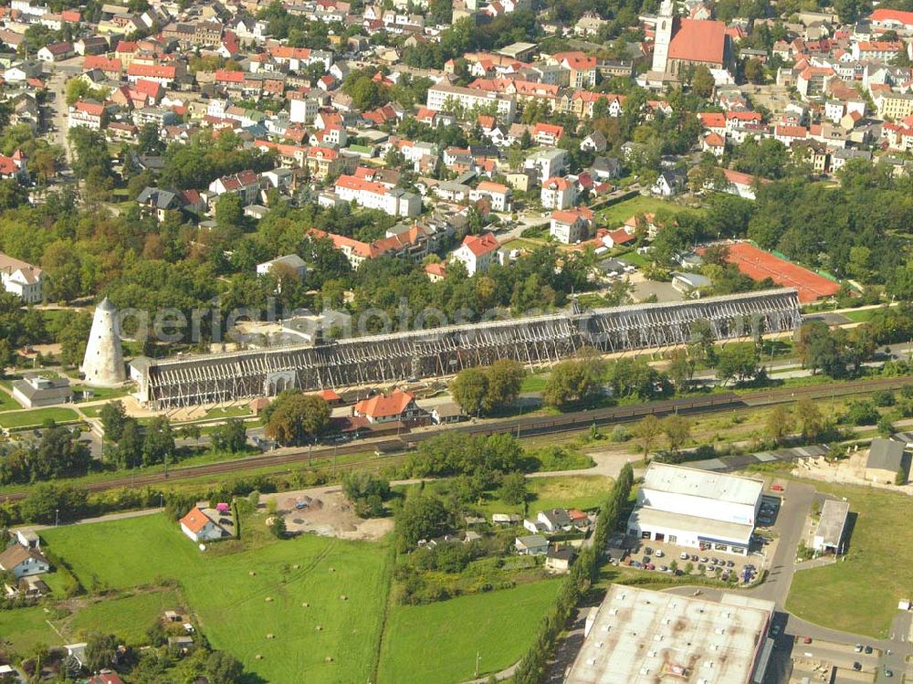 Schönebeck from the bird's eye view: Das Gradierwerk Schönebeck ließ der preußische Staat zwischen 1756 -1765 zur Erhöhung der Salzkonzentration der Sole nach Plänen des Bergoberhauptmann Waitz Freiherr von Eschen in einer Länge von 1323 m errichten. In den Jahren 1774 - 1777 wurde es auf 1837 m verlängert. Seine wirtschaftliche Bedeutung verlor das technische Bauwerk 1890 als nach Fertigstellung des Salzschachtes zum Spritzverfahren im Untertagebau übergangen wurde. Danach diente es ausschließlich der Freiluftinhalation.