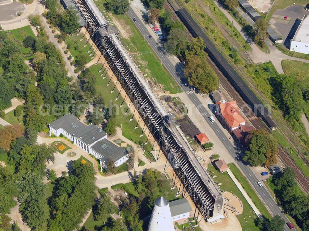 Aerial photograph Schönebeck - Das Gradierwerk Schönebeck ließ der preußische Staat zwischen 1756 -1765 zur Erhöhung der Salzkonzentration der Sole nach Plänen des Bergoberhauptmann Waitz Freiherr von Eschen in einer Länge von 1323 m errichten. In den Jahren 1774 - 1777 wurde es auf 1837 m verlängert. Seine wirtschaftliche Bedeutung verlor das technische Bauwerk 1890 als nach Fertigstellung des Salzschachtes zum Spritzverfahren im Untertagebau übergangen wurde. Danach diente es ausschließlich der Freiluftinhalation.