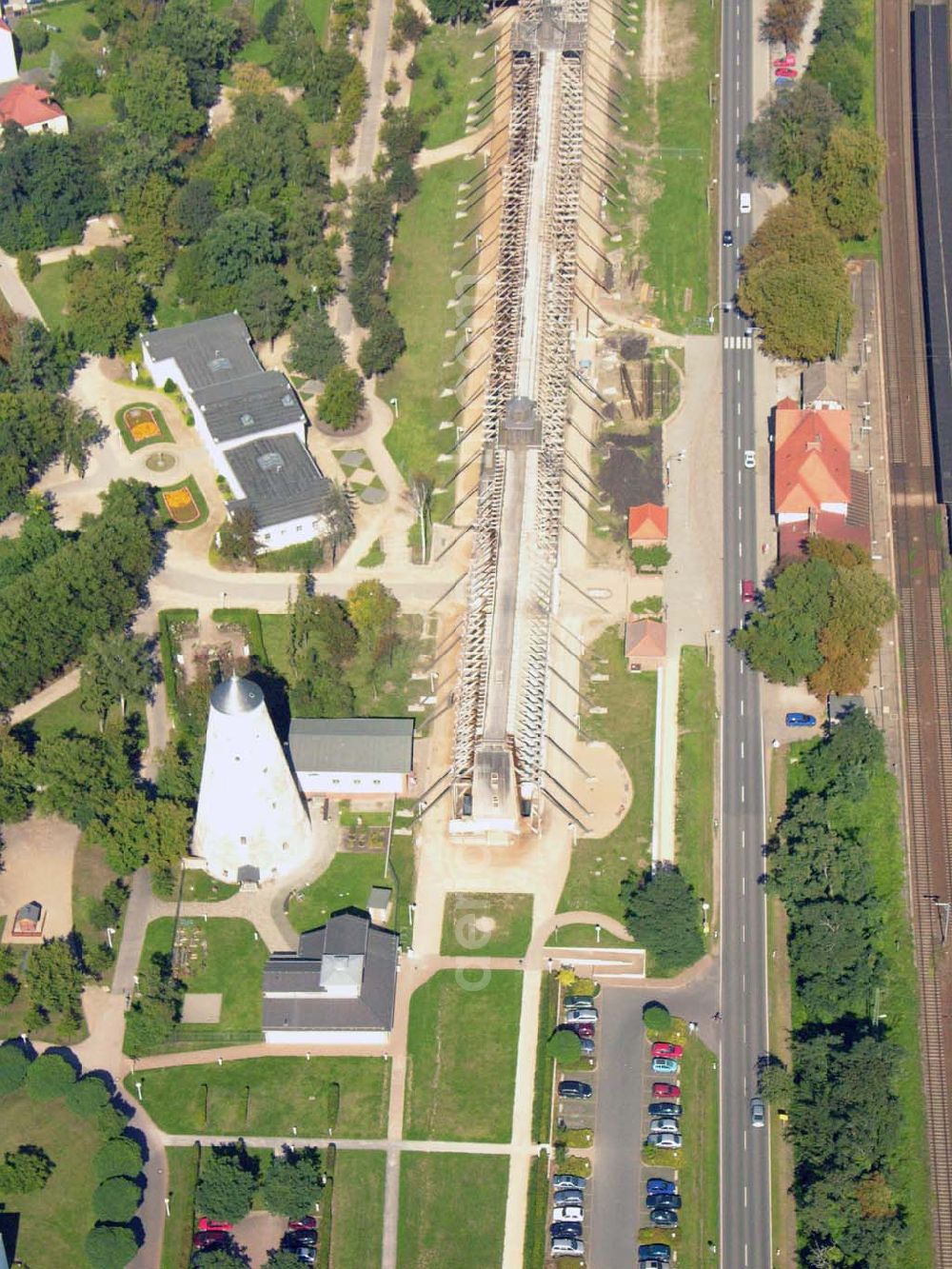 Schönebeck from above - Das Gradierwerk Schönebeck ließ der preußische Staat zwischen 1756 -1765 zur Erhöhung der Salzkonzentration der Sole nach Plänen des Bergoberhauptmann Waitz Freiherr von Eschen in einer Länge von 1323 m errichten. In den Jahren 1774 - 1777 wurde es auf 1837 m verlängert. Seine wirtschaftliche Bedeutung verlor das technische Bauwerk 1890 als nach Fertigstellung des Salzschachtes zum Spritzverfahren im Untertagebau übergangen wurde. Danach diente es ausschließlich der Freiluftinhalation.