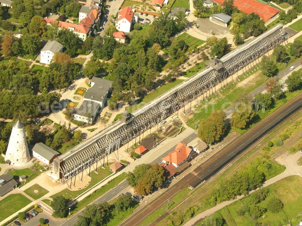 Schönebeck from the bird's eye view: Das Gradierwerk Schönebeck ließ der preußische Staat zwischen 1756 -1765 zur Erhöhung der Salzkonzentration der Sole nach Plänen des Bergoberhauptmann Waitz Freiherr von Eschen in einer Länge von 1323 m errichten. In den Jahren 1774 - 1777 wurde es auf 1837 m verlängert. Seine wirtschaftliche Bedeutung verlor das technische Bauwerk 1890 als nach Fertigstellung des Salzschachtes zum Spritzverfahren im Untertagebau übergangen wurde. Danach diente es ausschließlich der Freiluftinhalation.