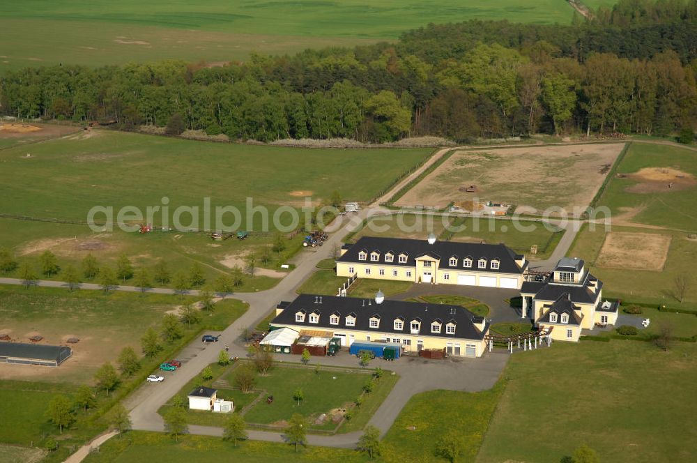 Aerial image Lichtenberg - Blick auf das Gut Hersterberg. Das Gut ist als Dreiseitenhof in der Mitte eine 1000 ha großen Grundstücks gebaut worden. Der Schlachterei- und Landwirtschaftsbetrib wurde im jahr 2000 neu gegründet. Gehalten werden Schweine, schafe und Gänse, sowie Pferde nach dem Prinzip der natürlichen Galloway-Haltung. Kontakt: Gut Hesterberg GmbH, Fleisch & Wurstwaren, Gutsallee 1, 16818 Neuruppin-Lichtenberg, Tel. 03391 / 70 06 0, info@gothesterberg.de