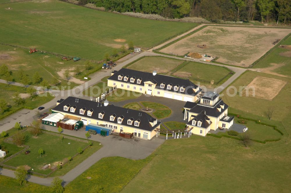 Lichtenberg from above - Blick auf das Gut Hersterberg. Das Gut ist als Dreiseitenhof in der Mitte eine 1000 ha großen Grundstücks gebaut worden. Der Schlachterei- und Landwirtschaftsbetrib wurde im jahr 2000 neu gegründet. Gehalten werden Schweine, schafe und Gänse, sowie Pferde nach dem Prinzip der natürlichen Galloway-Haltung. Kontakt: Gut Hesterberg GmbH, Fleisch & Wurstwaren, Gutsallee 1, 16818 Neuruppin-Lichtenberg, Tel. 03391 / 70 06 0, info@gothesterberg.de