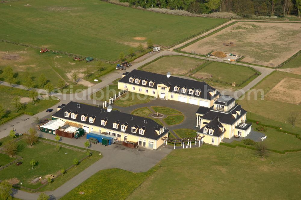 Lichtenberg from the bird's eye view: Blick auf das Gut Hersterberg. Das Gut ist als Dreiseitenhof in der Mitte eine 1000 ha großen Grundstücks gebaut worden. Der Schlachterei- und Landwirtschaftsbetrib wurde im jahr 2000 neu gegründet. Gehalten werden Schweine, schafe und Gänse, sowie Pferde nach dem Prinzip der natürlichen Galloway-Haltung. Kontakt: Gut Hesterberg GmbH, Fleisch & Wurstwaren, Gutsallee 1, 16818 Neuruppin-Lichtenberg, Tel. 03391 / 70 06 0, info@gothesterberg.de