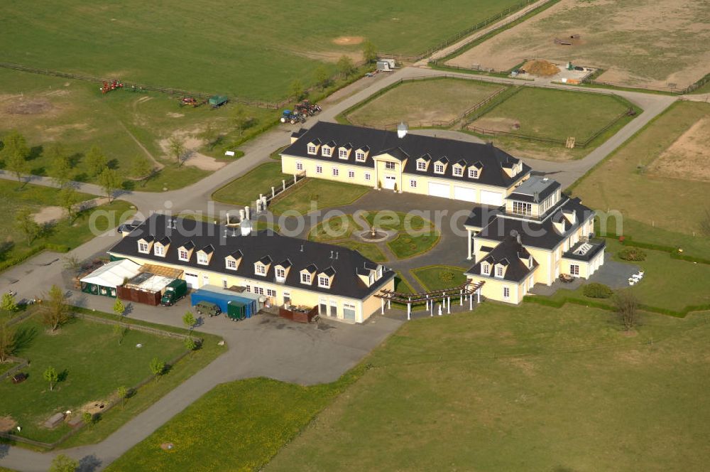 Aerial image Lichtenberg - Blick auf das Gut Hersterberg. Das Gut ist als Dreiseitenhof in der Mitte eine 1000 ha großen Grundstücks gebaut worden. Der Schlachterei- und Landwirtschaftsbetrib wurde im jahr 2000 neu gegründet. Gehalten werden Schweine, schafe und Gänse, sowie Pferde nach dem Prinzip der natürlichen Galloway-Haltung. Kontakt: Gut Hesterberg GmbH, Fleisch & Wurstwaren, Gutsallee 1, 16818 Neuruppin-Lichtenberg, Tel. 03391 / 70 06 0, info@gothesterberg.de