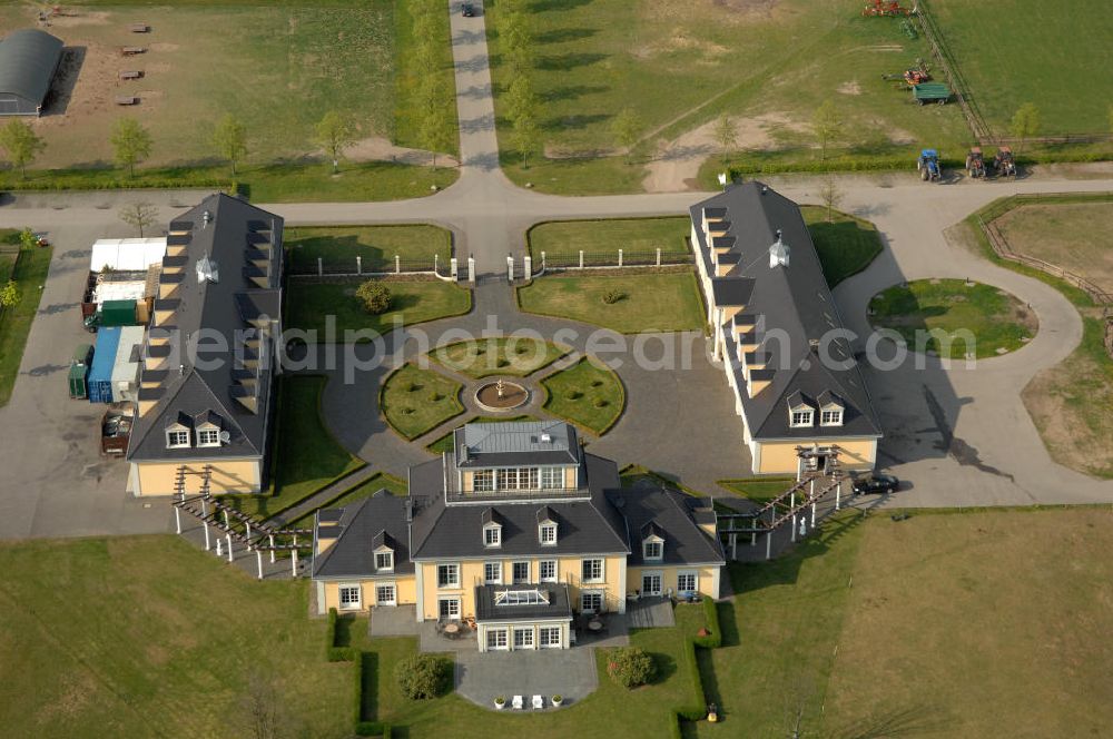 Lichtenberg from above - Blick auf das Gut Hersterberg. Das Gut ist als Dreiseitenhof in der Mitte eine 1000 ha großen Grundstücks gebaut worden. Der Schlachterei- und Landwirtschaftsbetrib wurde im jahr 2000 neu gegründet. Gehalten werden Schweine, schafe und Gänse, sowie Pferde nach dem Prinzip der natürlichen Galloway-Haltung. Kontakt: Gut Hesterberg GmbH, Fleisch & Wurstwaren, Gutsallee 1, 16818 Neuruppin-Lichtenberg, Tel. 03391 / 70 06 0, info@gothesterberg.de