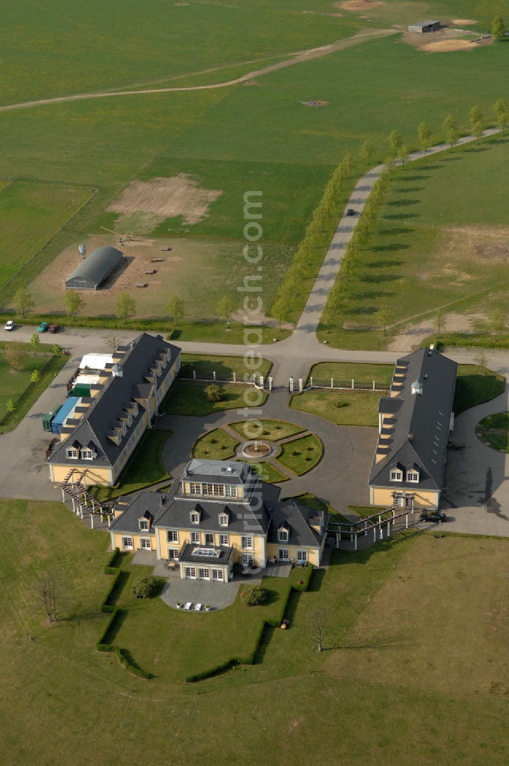 Aerial image Lichtenberg - Blick auf das Gut Hersterberg. Das Gut ist als Dreiseitenhof in der Mitte eine 1000 ha großen Grundstücks gebaut worden. Der Schlachterei- und Landwirtschaftsbetrib wurde im jahr 2000 neu gegründet. Gehalten werden Schweine, schafe und Gänse, sowie Pferde nach dem Prinzip der natürlichen Galloway-Haltung. Kontakt: Gut Hesterberg GmbH, Fleisch & Wurstwaren, Gutsallee 1, 16818 Neuruppin-Lichtenberg, Tel. 03391 / 70 06 0, info@gothesterberg.de