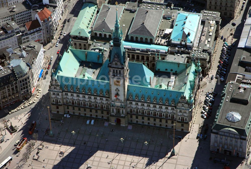 Aerial photograph Hamburg - Das Hamburger Rathaus ist der Sitz der Bürgerschaft (Parlament) und des Senats (Landesregierung) der Freien und Hansestadt Hamburg. Das Rathaus gehört zum Stil der Norddeutschen Renaissance. / The city hall of Hamburg is the location of Citizenship (Parliament) and Senate (State Government) of the Free and Hanseatic City of Hamburg.