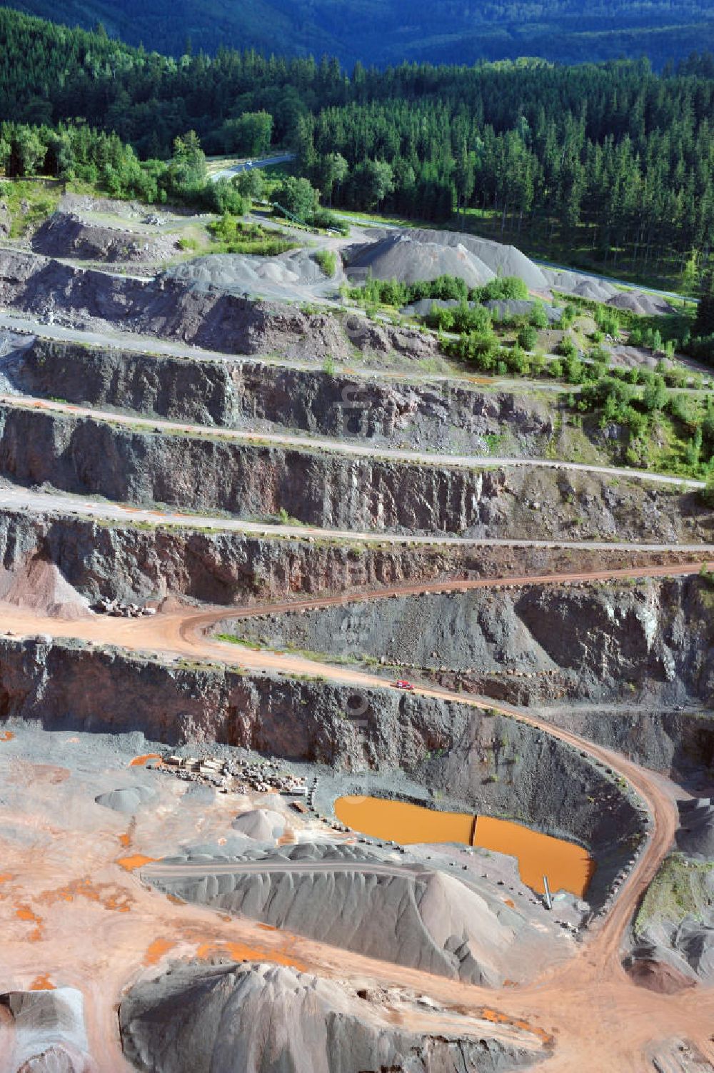 Aerial photograph Tabarz - Das Hartsteinwerk Tabarz im Thüringer Wald in der Nähe des Ortes Tabarz, Thüringen. Vom Unternehmen MKW Mitteldeutsche Hartstein- Kies und Mischwerke Gmbh werden hier Vulkanite und Sedimentgesteine abgebaut. The stone pit Hartsteinwerk Tabarz in the Thuringian Forest near the place Tabarz, Thuringia. The company MKW Mitteldeutsche Hartstein- Kies und Mischwerke Gmbh mines vulcanic and sedimentary rocks there.