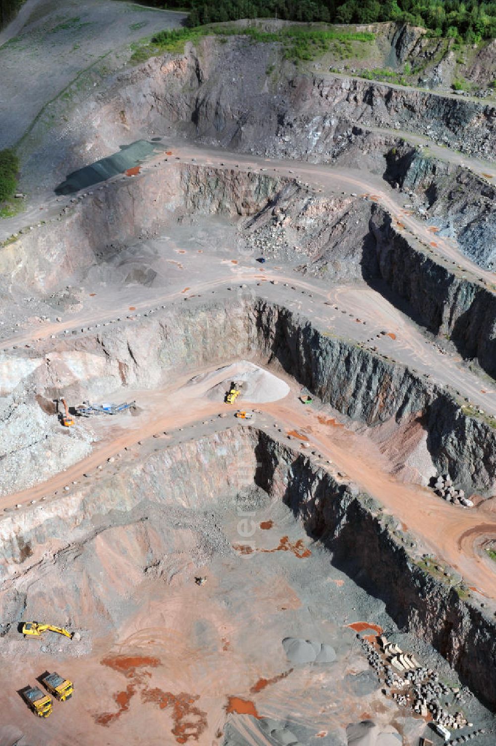 Tabarz from the bird's eye view: Das Hartsteinwerk Tabarz im Thüringer Wald in der Nähe des Ortes Tabarz, Thüringen. Vom Unternehmen MKW Mitteldeutsche Hartstein- Kies und Mischwerke Gmbh werden hier Vulkanite und Sedimentgesteine abgebaut. The stone pit Hartsteinwerk Tabarz in the Thuringian Forest near the place Tabarz, Thuringia. The company MKW Mitteldeutsche Hartstein- Kies und Mischwerke Gmbh mines vulcanic and sedimentary rocks there.