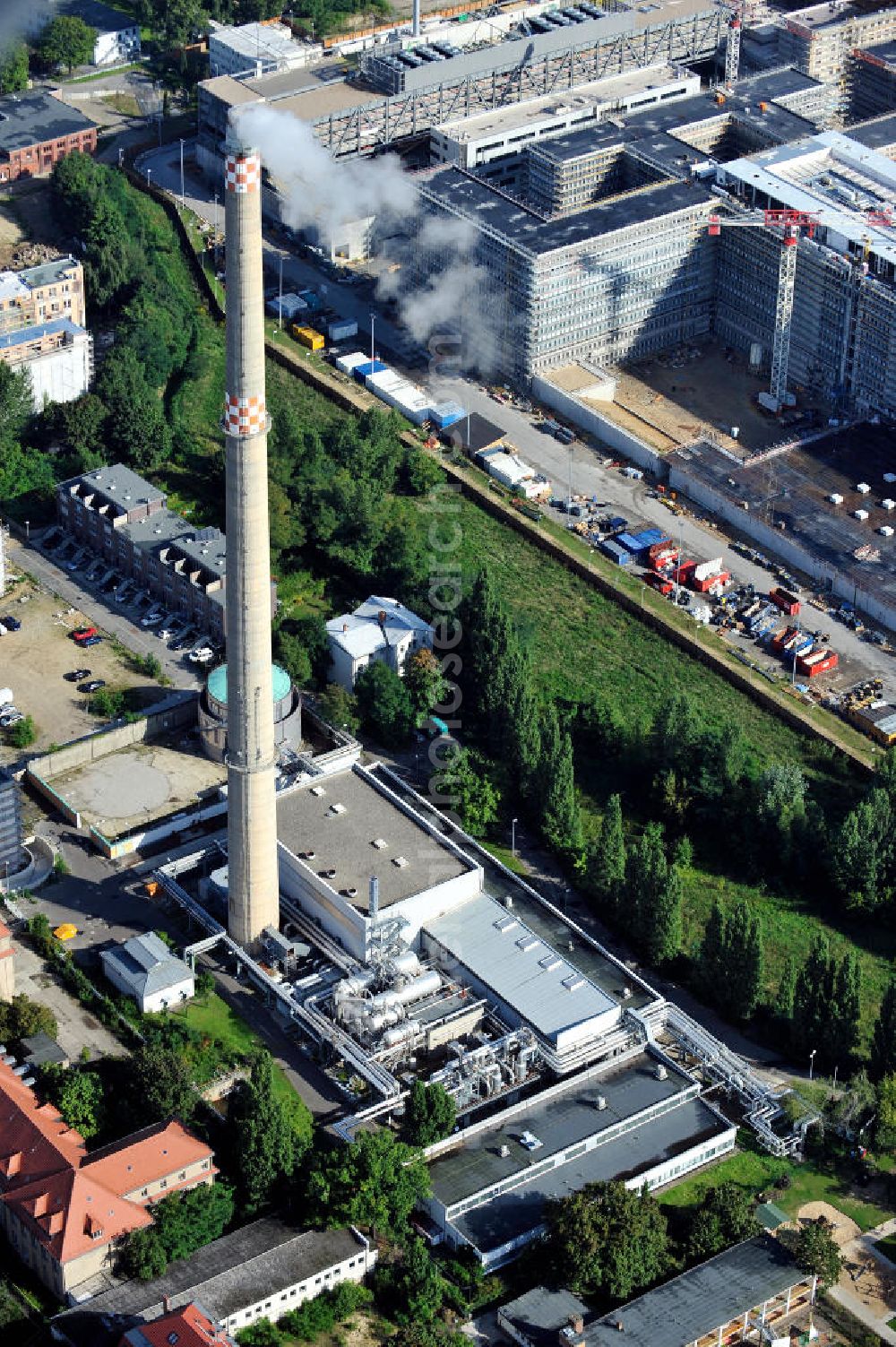 Berlin Mitte from the bird's eye view: Das Heizkraftwerk neben der Baustelle der neuen Bundesnachrichtenzentrale an der Habersaathstraße in Berlin-Mitte. The combined heat and power station near by the construction site of the new Federal Intelligence Service Center at the Habersaathstrasse in Berlin-Mitte.