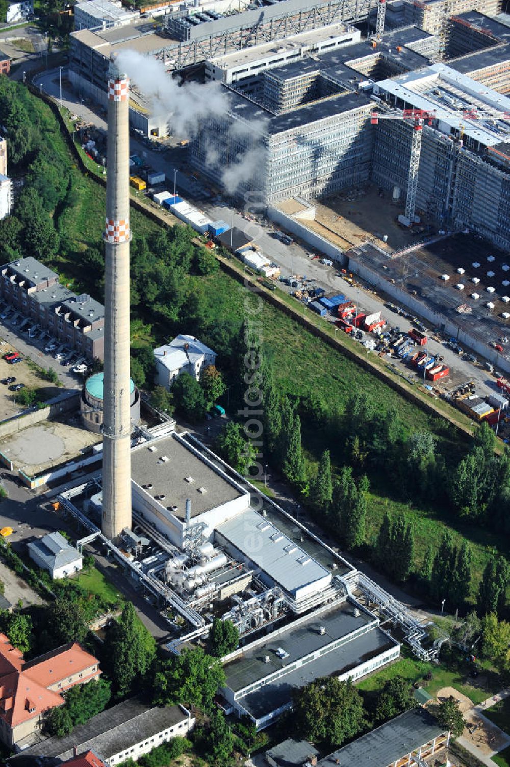 Aerial image Berlin Mitte - Das Heizkraftwerk neben der Baustelle der neuen Bundesnachrichtenzentrale an der Habersaathstraße in Berlin-Mitte. The combined heat and power station near by the construction site of the new Federal Intelligence Service Center at the Habersaathstrasse in Berlin-Mitte.