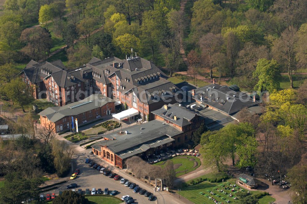 Aerial photograph Magdeburg - Blick auf das Herrenkrug Parkhotel an der Elbe. Die erstmalige Erwähnung des Herrenkrugs war im 17. Jahrhundert, als Wirtshaus. Die Umliegende Parkanlage entwickelte sich im 19. Jahrhundert zum Ausflugsziel und das Restaurant wurde zu einem der größten in Deutschland. Der Park wird 1995 unter Denkmalschutz gestellt. Das heutige Hotel entstand in den 1990er Jahren und wurde mit dem Architekturpreis ausgezeichnet. Das 4 Sterne Hotel liegt direkt am Ufer der Elbe. Es bietet einen Wellness- und Spa Bereich, sowie Seminar- und Konferenzräume. Kontakt: Herrenkrug GmbH, Herrenkrug Parkhotel an der Elbe, Herrenkrug 3, 39114 Magdeburg, Tel. 0391 / 85 08 0, info@herrenkrug.de