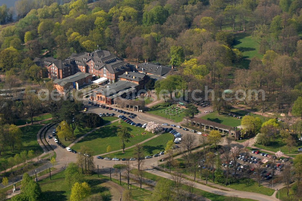 Magdeburg from the bird's eye view: Blick auf das Herrenkrug Parkhotel an der Elbe. Die erstmalige Erwähnung des Herrenkrugs war im 17. Jahrhundert, als Wirtshaus. Die Umliegende Parkanlage entwickelte sich im 19. Jahrhundert zum Ausflugsziel und das Restaurant wurde zu einem der größten in Deutschland. Der Park wird 1995 unter Denkmalschutz gestellt. Das heutige Hotel entstand in den 1990er Jahren und wurde mit dem Architekturpreis ausgezeichnet. Das 4 Sterne Hotel liegt direkt am Ufer der Elbe. Es bietet einen Wellness- und Spa Bereich, sowie Seminar- und Konferenzräume. Kontakt: Herrenkrug GmbH, Herrenkrug Parkhotel an der Elbe, Herrenkrug 3, 39114 Magdeburg, Tel. 0391 / 85 08 0, info@herrenkrug.de